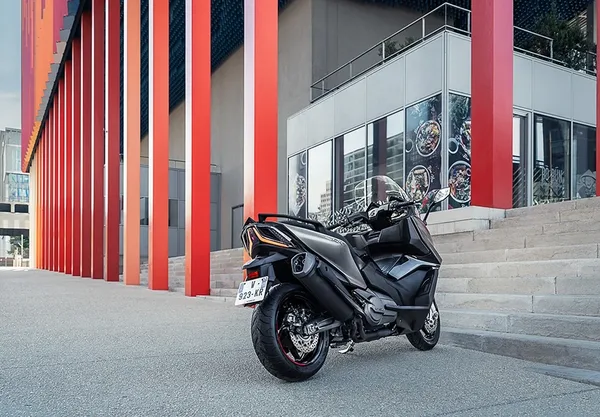 Maxi Scooter AK PREMIUM 550 Kymco 10