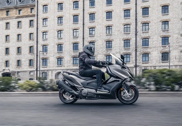 Maxi Scooter AK PREMIUM 550 Kymco 11