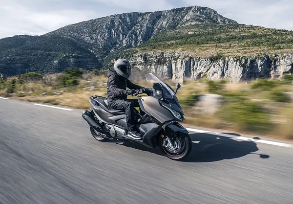 Maxi Scooter AK PREMIUM 550 Kymco 12