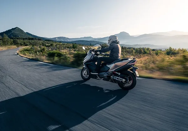 Maxi Scooter AK PREMIUM 550 Kymco 13