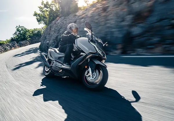 Maxi Scooter AK PREMIUM 550 Kymco 14