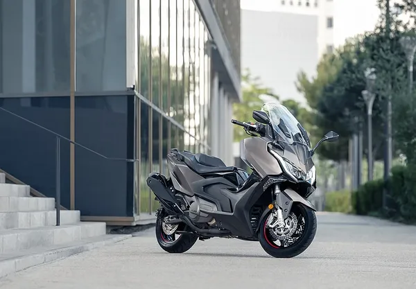 Maxi Scooter AK PREMIUM 550 Kymco 17