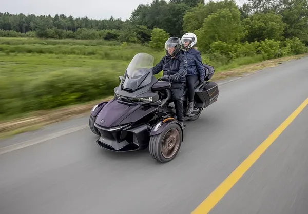 Moto 3 roues Can Am Sider RT 17