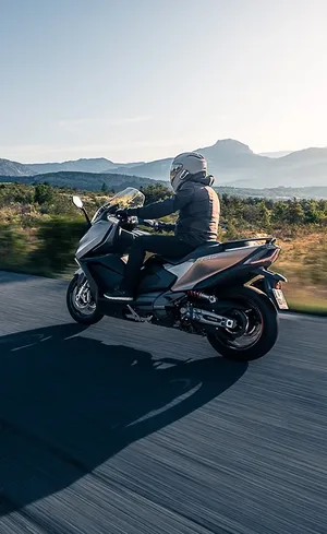 Maxi Scooter AK PREMIUM 550 Kymco 4